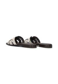 Open-toe schuif sandalen in crèmekleurig synthetisch materiaal met uitgesneden bloemenmotief, gecombineerd met een donkerbruine platte zool en een getextureerde binnenzool.