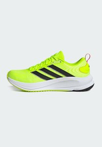 Neon-gelber Laufschuh für Herren mit schwarzen Streifen, weißer Sohle und rotem Fersenlaschen, seitlich auf weißem Hintergrund gezeigt.