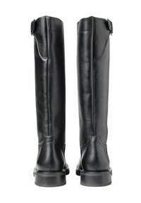 Svarta läderstövlar som går upp till knäna, med en texturerad yta, minimala sömdetaljer och en liten spänneackent vid toppen av skaftet.