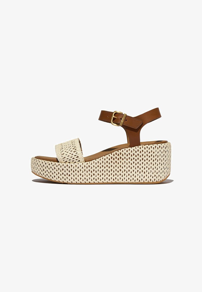 Beige platform sandalen met een geweven stof bovenwerk en een bruine leren enkelband met een gouden gesp. Gelaagd oppervlak met een ronde neus.