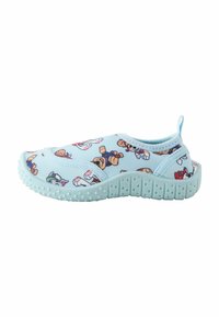 Chaussure slip-on pour enfants, bleu clair, avec une semelle flexible et texturée, ornée de personnages de chiens de dessin animé dans diverses poses amusantes.