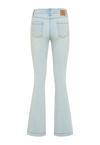 Jeans in denim azzurro chiaro con gambe svasate, due tasche posteriori, passanti per cintura e una toppa marrone con il marchio sulla vita.