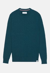 Kabelgebreide trui in donker teal, ronde halslijn, geribde manchetten en onderzijde, met een klein merklabel aan de zijkant. Zachte textuur.