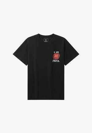 Maglietta nera a maniche corte con un'illustrazione rossa di spaghetti e il testo "I AM PASTA." sul lato sinistro del petto.