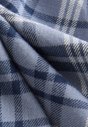 Tessuto a quadri blu e grigio con trama testurizzata, che presenta un motivo a scacchi e una finitura morbida, mostrando diverse sfumature e linee.