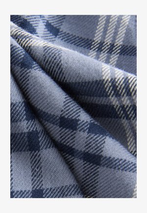 Niebiesko-szara kraciasta tkanina o teksturowanym splocie, z wzorem w kratę i miękkim wykończeniem, prezentująca różne odcienie i linie.