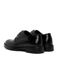 Scarpe in pelle nera con una superficie liscia, punta arrotondata e tacco basso. Presentano occhielli per i lacci e una suola robusta con motivo.