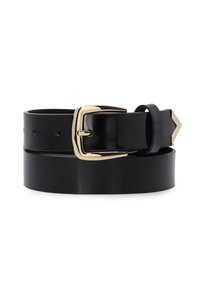 Černý kožený pásek se lesklou zlatou sponou, která se vyznačuje hladkým povrchem, různými nahozenými otvory pro nastavení a elegantním obdélníkovým designem.
