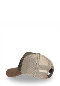 Gorra marrón y beige con parte trasera de malla, visera curva y adornos negros bordados. Banda ajustable en la parte trasera para el tamaño.