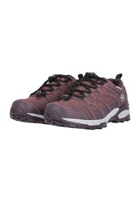 Dunkelrote und graue, flach geschnittene Wanderschuhe mit Obermaterial aus Mesh, strukturiertem Design, elastischen Schnürsenkeln und robuster schwarzer Gummisohle.