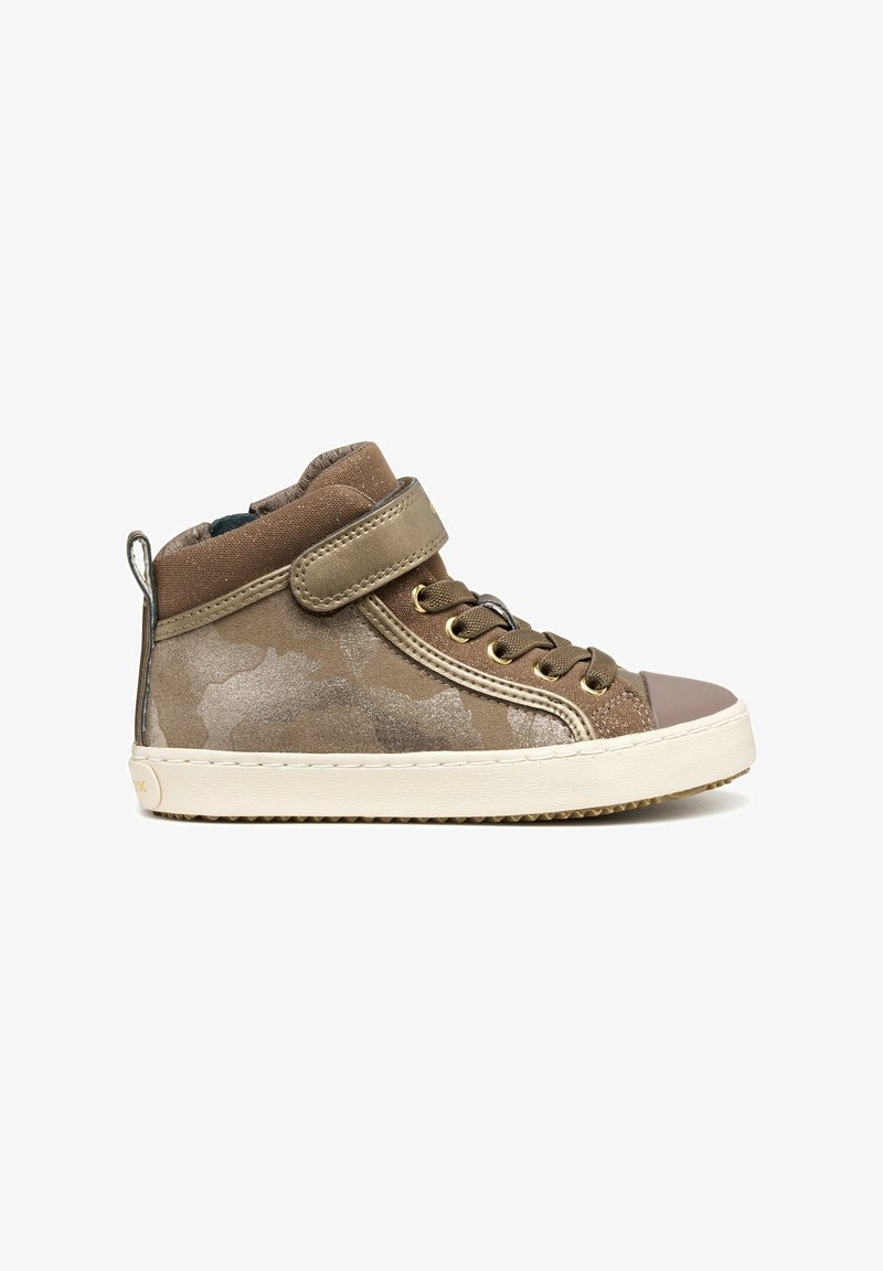 Sneaker alta marrone in suede e tela con un motivo camouflage, dettagli color sabbia, occhielli in metallo e suola di gomma. Include una fascia in velcro.