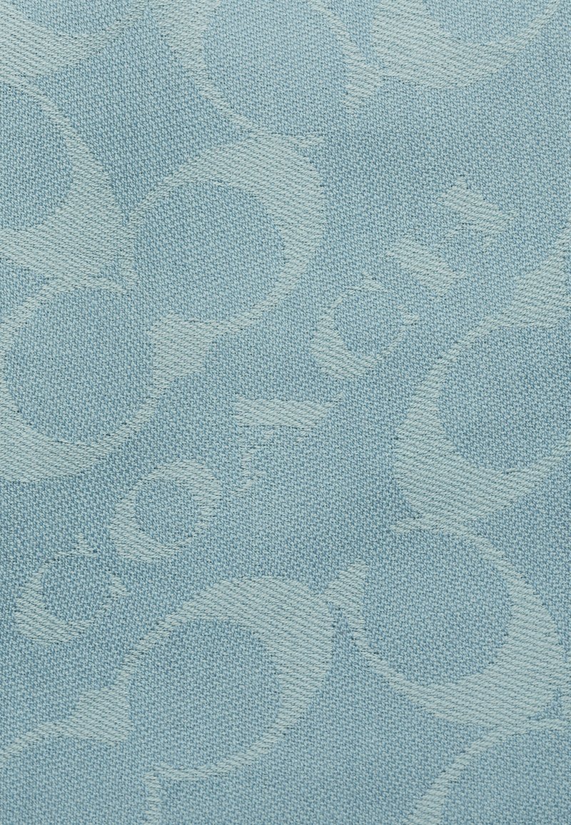 Hellblaues Gewebe mit einem strukturierten Muster aus sich miteinander verbindenden Kreisen und dem Wort "COACH", dezent in das Design eingewebt.