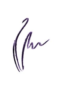 Pennellate viola creano un design astratto su uno sfondo bianco, caratterizzato da linee morbide di spessore variabile e una finitura testurizzata.