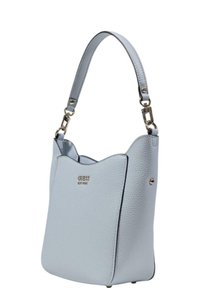 Borsa a tracolla in ecopelle testurizzata blu chiaro con parte superiore ondulata, dettagli in metallo dorato e tracolla regolabile. Logo visibile sul davanti.