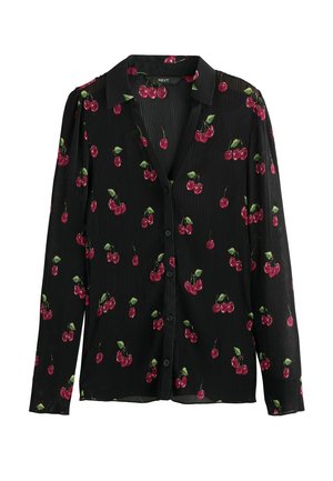 Zwarte blouse met lange mouwen, geribbelde textuur, met een kersenprint in rood en groen. Klassieke kraag met knoopsluiting.