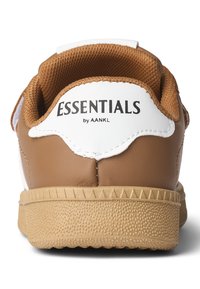 Braune Leder-Sneaker mit strukturiertem, braunem Profil, weißen Akzenten und gepolstertem Schaft. Mit "ESSENTIALS by AANKL" Branding auf dem Fersensteg.