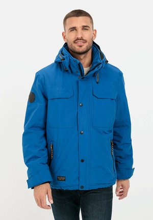 Blaue isolierte Jacke mit Kapuze, goldfarbigen Reißverschlüssen, Klappentaschen und einem strukturierten schwarzen Akzent an der Schulter. Lässiges Design mit einem robusten Look.