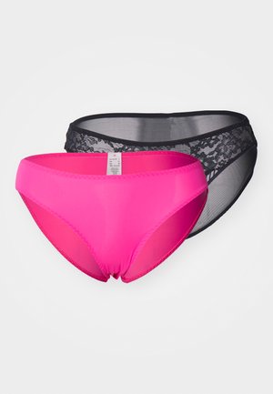 To par med kvinnetruser: en hot pink med glatt stoff, den andre svart med blonder og gjennomsiktig bak.