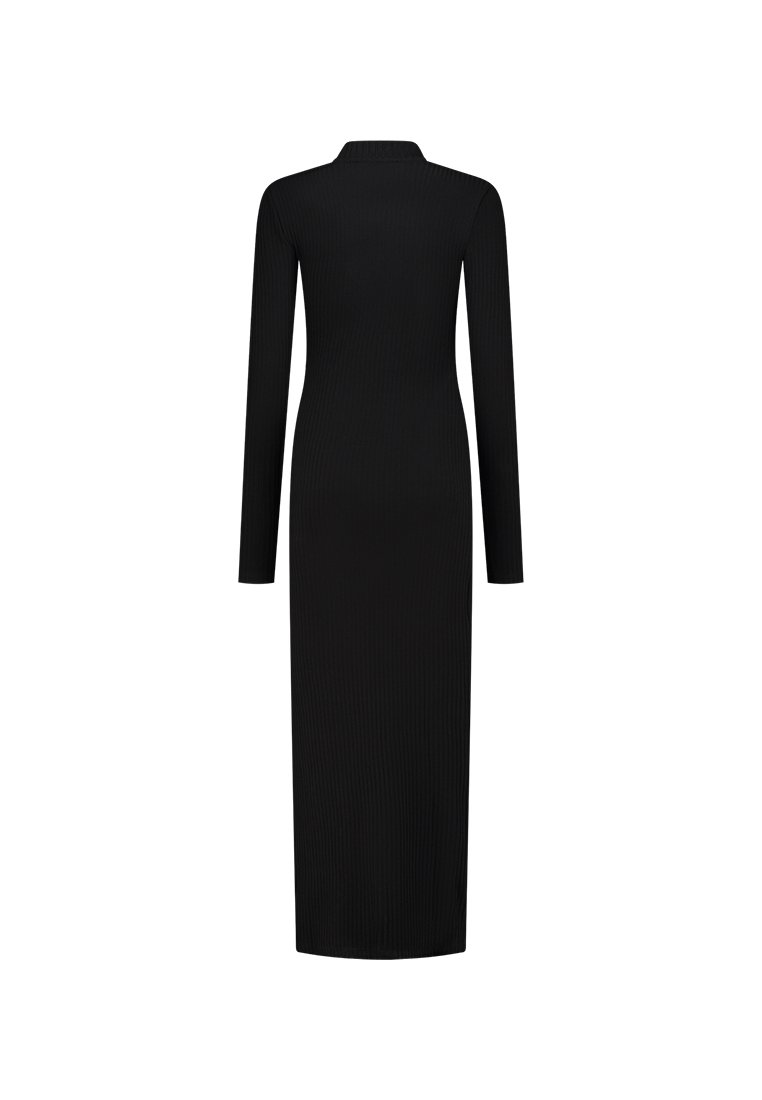 Abito midi nero a maniche lunghe in maglia a coste con collo alto, silhouette aderente e orlo diritto, visto da dietro su uno sfondo bianco.