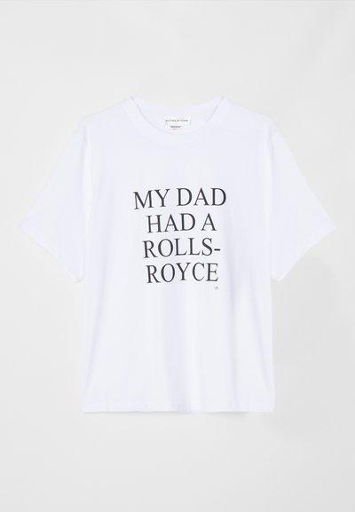 Hvit kortermet t-skjorte laget av bomull. Har fet svart tekst: "MIN PAPA HADDE EN ROLLS-ROYCE." Merke-logo ved nakken. Enkel design.