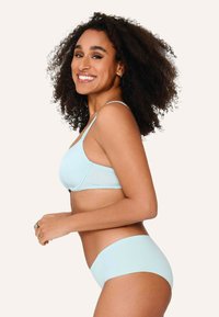 Soprabito blu chiaro e culotte abbinate, realizzati in morbido tessuto. Il reggiseno ha spalline regolabili e un design liscio e senza cuciture.