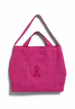 Felroze canvas draagtasje met korte handvatten, een lange schouderband en een voorvak met een gestikt sleutelgatvormig ontwerp.