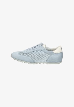 Hellblaue Wildleder-Sneaker mit Mesh-Seitenteilen, Schnürdesign und weißem Fersenlasche auf weißem Hintergrund.