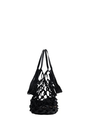 Bolsa de mano negra de estilo red abierta con dos asas y una pequeña bolsa negra dentro sobre un fondo blanco.