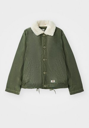 Olive roheline jakk pehme kreemjas faux-shearlingsuudmega, ees nööpidega kinnitamisel ja kahe küljetaskuga. Reguleeritav nöör allääres.