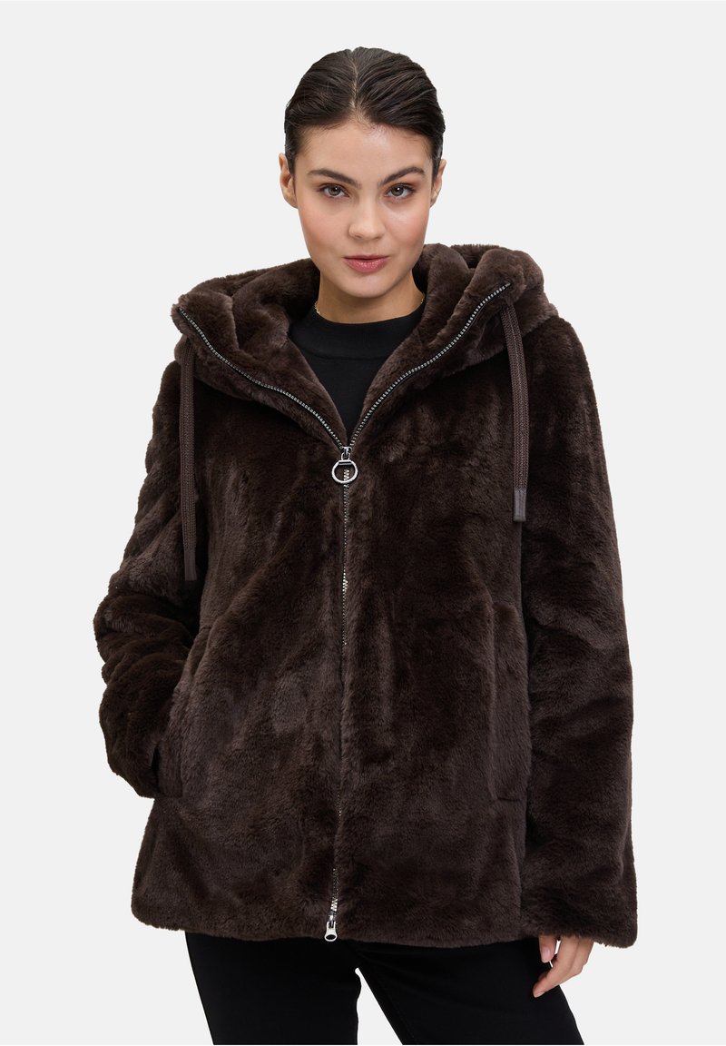 Giacca in finta pelliccia marrone con cappuccio, chiusura con zip e cordini. Presenta tasche laterali e una texture morbida e pelosa.