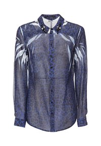 Przezroczysta blouse z długim rękawem w kolorze granatowym i niebieskim z wzorem w panterkę, z ozdobnym kołnierzykiem i zapięciem na guziki.