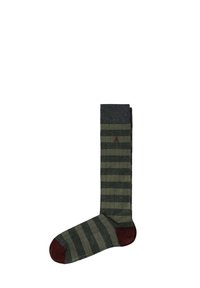 Calcetines a rayas verdes y grises con un puño gris oscuro y acentos color marrón en la punta y el talón. Fabricados con un tejido texturizado.