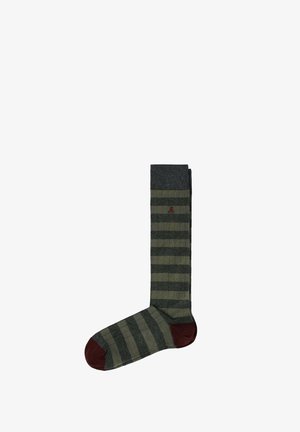 Calcetines a rayas verdes y grises con un puño gris oscuro y acentos color marrón en la punta y el talón. Fabricados con un tejido texturizado.