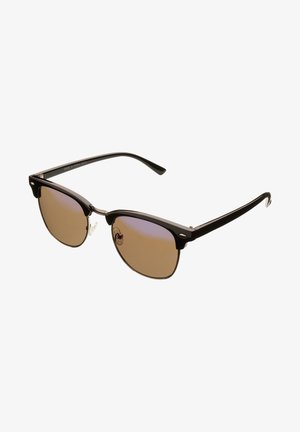Gafas de sol con montura de plástico negro, lentes marrón con degradado y acentos en cromo. Forma de ojo de gato con un diseño distintivo y almohadillas nasales transparentes.