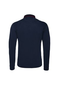 Mörkblå långärmad polo med en ribbad krage och en röd detalj vid halsen. Tillverkad av mjukt tyg med en slät yta.