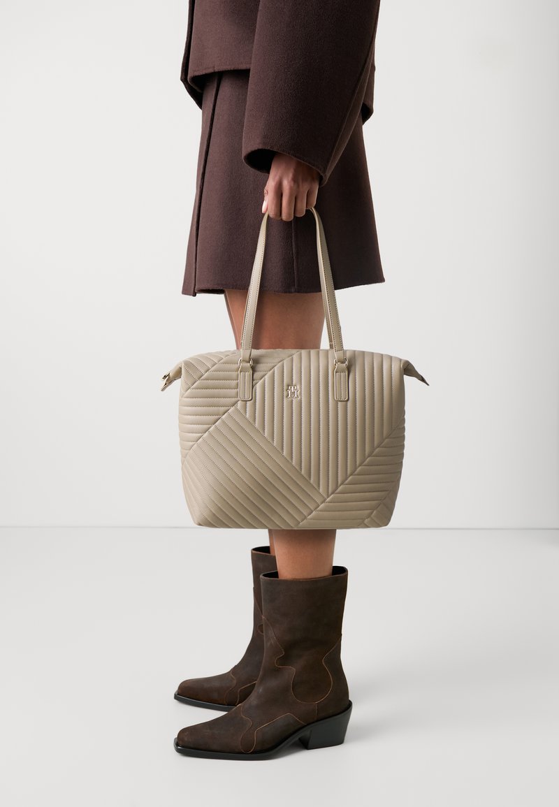 Tommy Hilfiger POPPY REFORM TOTE - Borsa a mano - beige