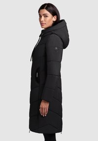 Manteau doudoune noir avec capuche, présentant un design matelassé géométrique, des poches zippées et un accent à bouton-pression sur la manche.