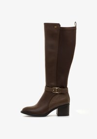 Seleccionado, marron