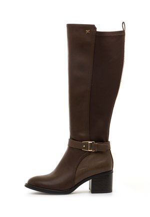 Stivale marrone alto fino al ginocchio realizzato in pelle liscia con un pannello laterale testurizzato. Caratterizzato da una cintura con fibbia e un tacco a blocco. Finitura lucida.