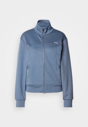 Casaco de fecho éclair azul feito de um tecido suave e liso. Apresenta um colarinho alto, bolsos laterais e o logótipo "BOSS" em branco no peito.