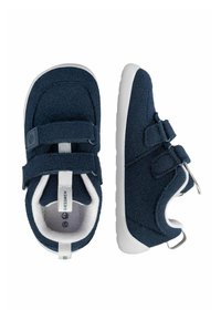 Marineblaue Stoffschuhe mit Klettverschluss und weißen Sohlen. Abgerundete Form, weiche Textur und ein Zugtab am Absatz für einfaches Anziehen.