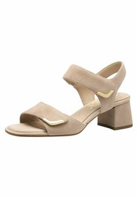 Beige Wildledersandalen mit einem breiten Zehenriemen und einem geometrischen goldenen Akzent. Mit einem niedrigen Blockabsatz und überkreuzten Knöchelriemen.