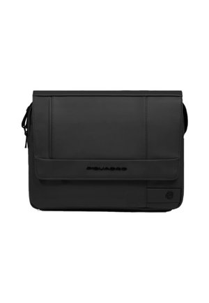 Schwarze rechteckige Umhängetasche mit einer vorderen Klappe, minimalistischem Design und dezentem, auf der Klappe eingeprägtem Markenlogo.