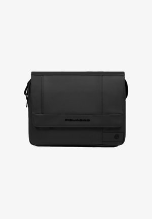 Bolso mensajero rectangular negro con solapa frontal, diseño minimalista y logo de la marca sutilmente grabado en la solapa.
