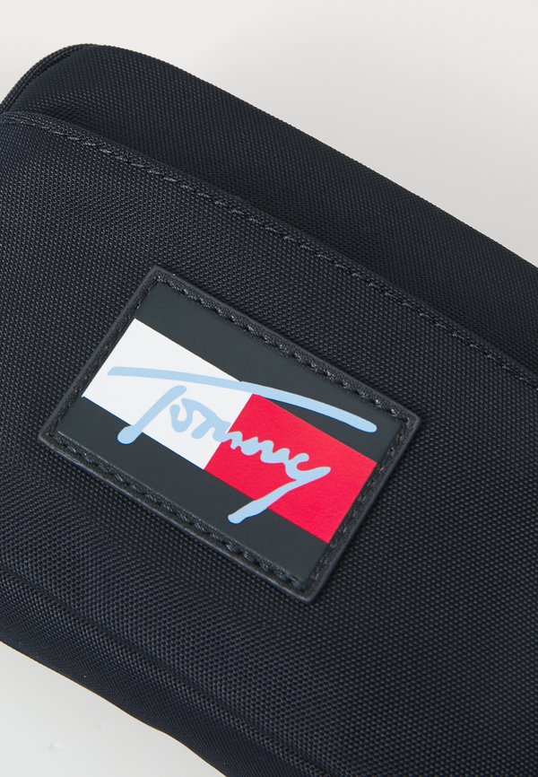 SCRIPT FLAG CROSSOVER BAG UNISEX – Umhängetasche