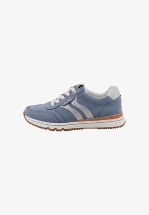 Blauwe suède sneaker met grijze accenten, witte veters en een textuur van kurk op de tussenzool. Voorzien van een afgeronde neus en een rubberen buitenzool.
