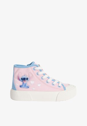 Zapatillas altas de lona rosa con detalles azules, que presentan un personaje de dibujos animados y patrones de corazones blancos. Suela y cordones de goma blanca.