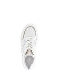 Sneaker bianca in pelle con dettagli argento, punta rotonda, design con lacci e linguetta imbottita. Presenta una sottile trama testurizzata.