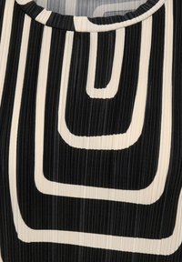 Κοντινό πλάνο μαύρου υφάσματος με υφή από κάθετες γραμμές και ανοιχτόχρωμα, κρεμ χρώματος, συγκεντρικά τετράγωνα σχέδια.