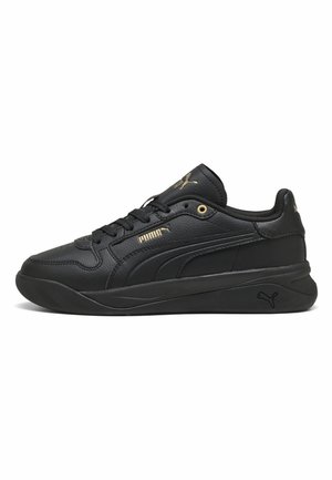 Baskets Puma noires avec accents dorés sur le logo, design bas, semelle texturée et fermeture à lacets, vues de côté sur fond blanc.